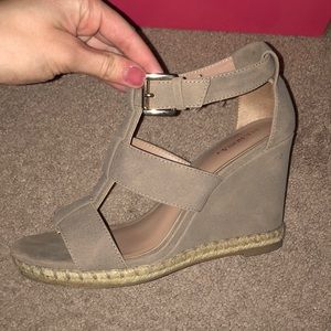 Women’s tan wedges